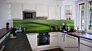Biela kuchyňa so zelenou tapetou na mieru